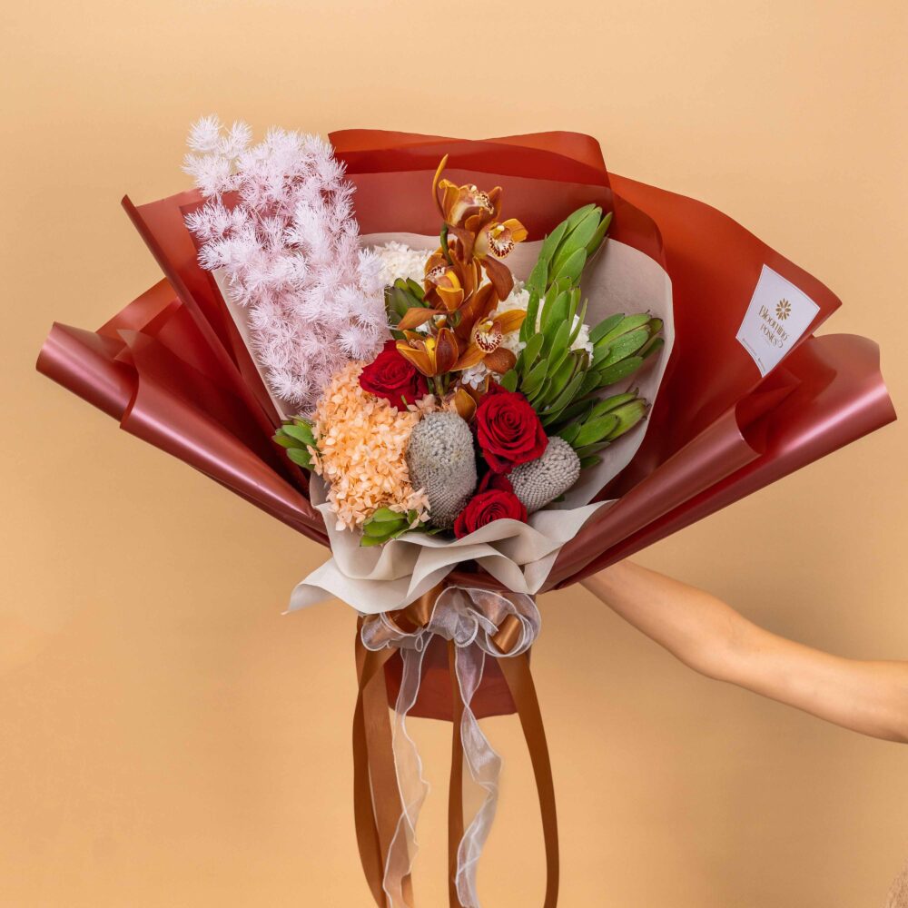 ช่อดอกไม้ Divine Wild (M) ร้านดอกไม้ Blooming Posies BKK