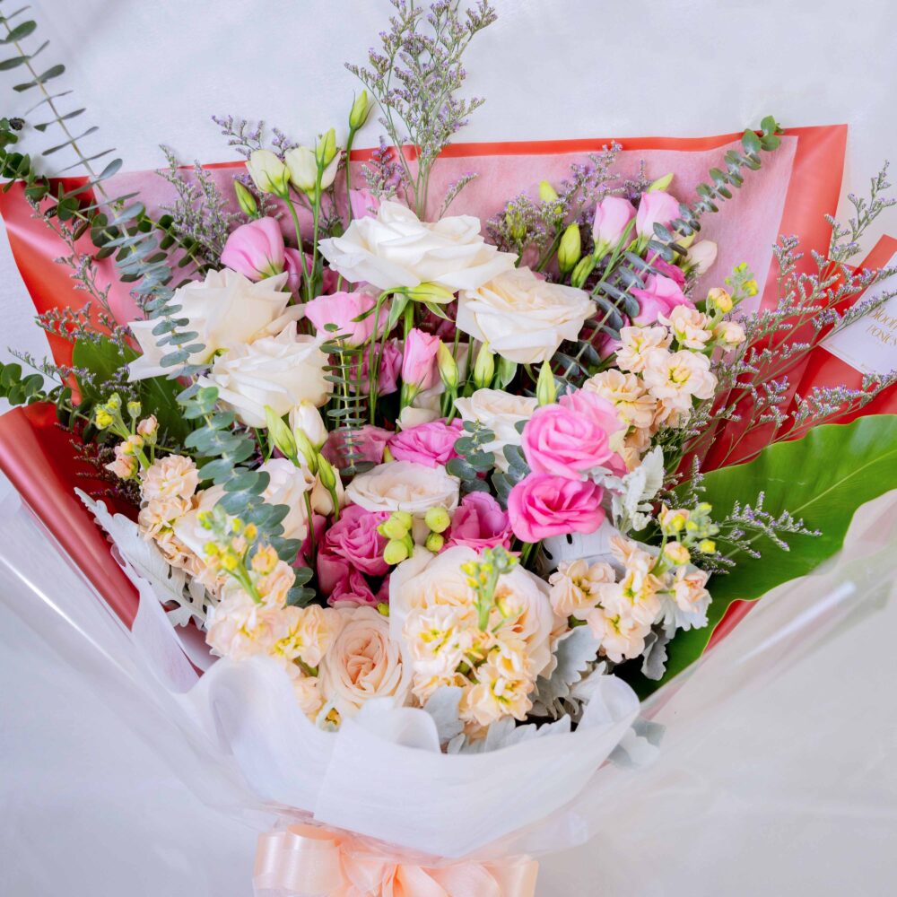 ช่อดอกไม้ Romantic Whisper (S) ร้านดอกไม้ Blooming Posies BKK