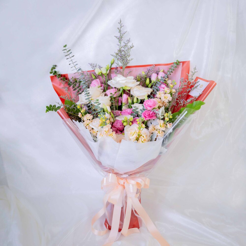 ช่อดอกไม้ Romantic Whisper (S) ร้านดอกไม้ Blooming Posies BKK
