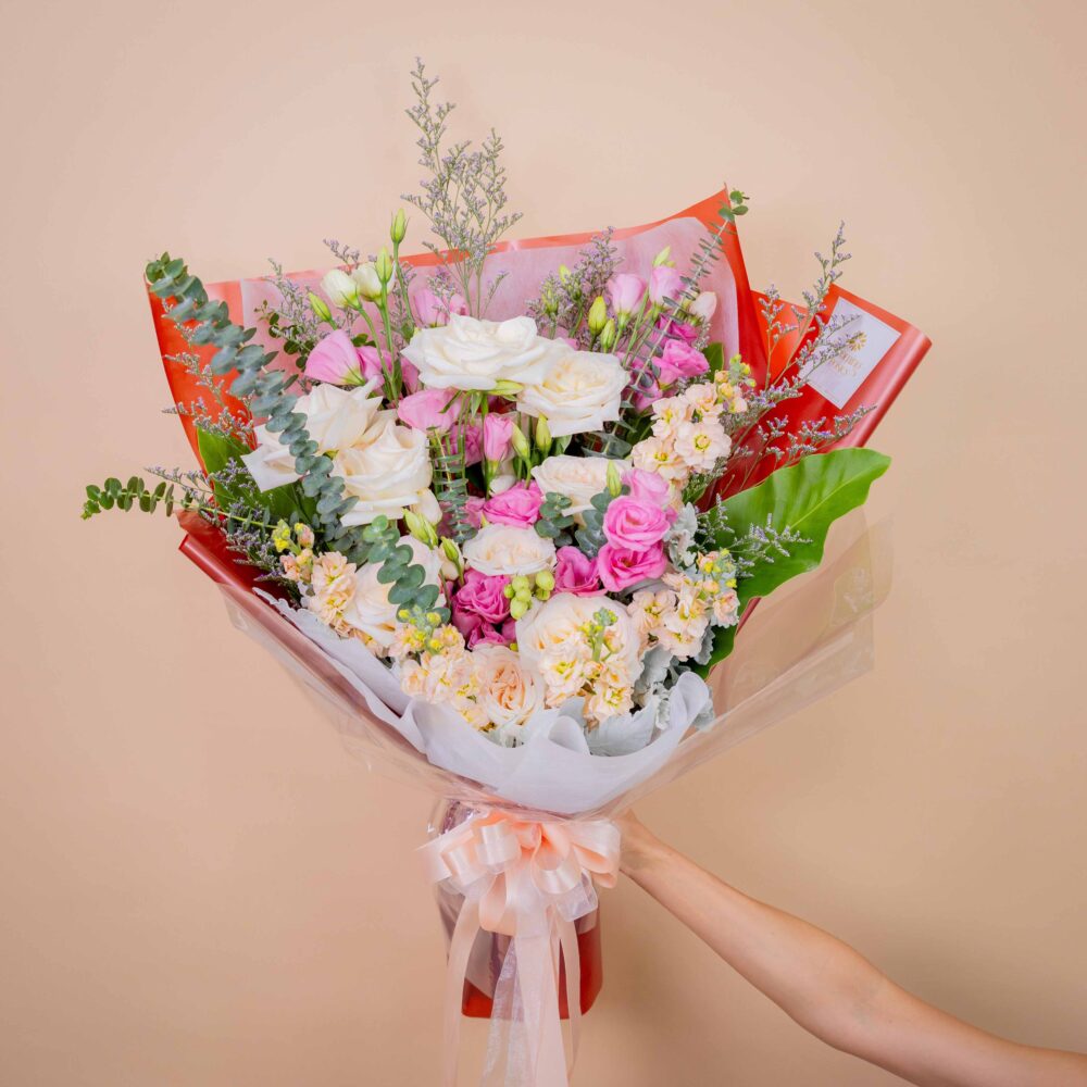 ช่อดอกไม้ Romantic Whisper (S) ร้านดอกไม้ Blooming Posies BKK