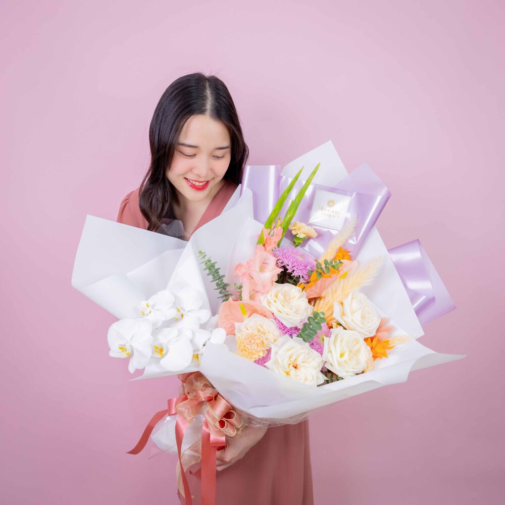 ช่อดอกไม้ Romantic Whisper (L) ร้านดอกไม้ Blooming Posies BKK