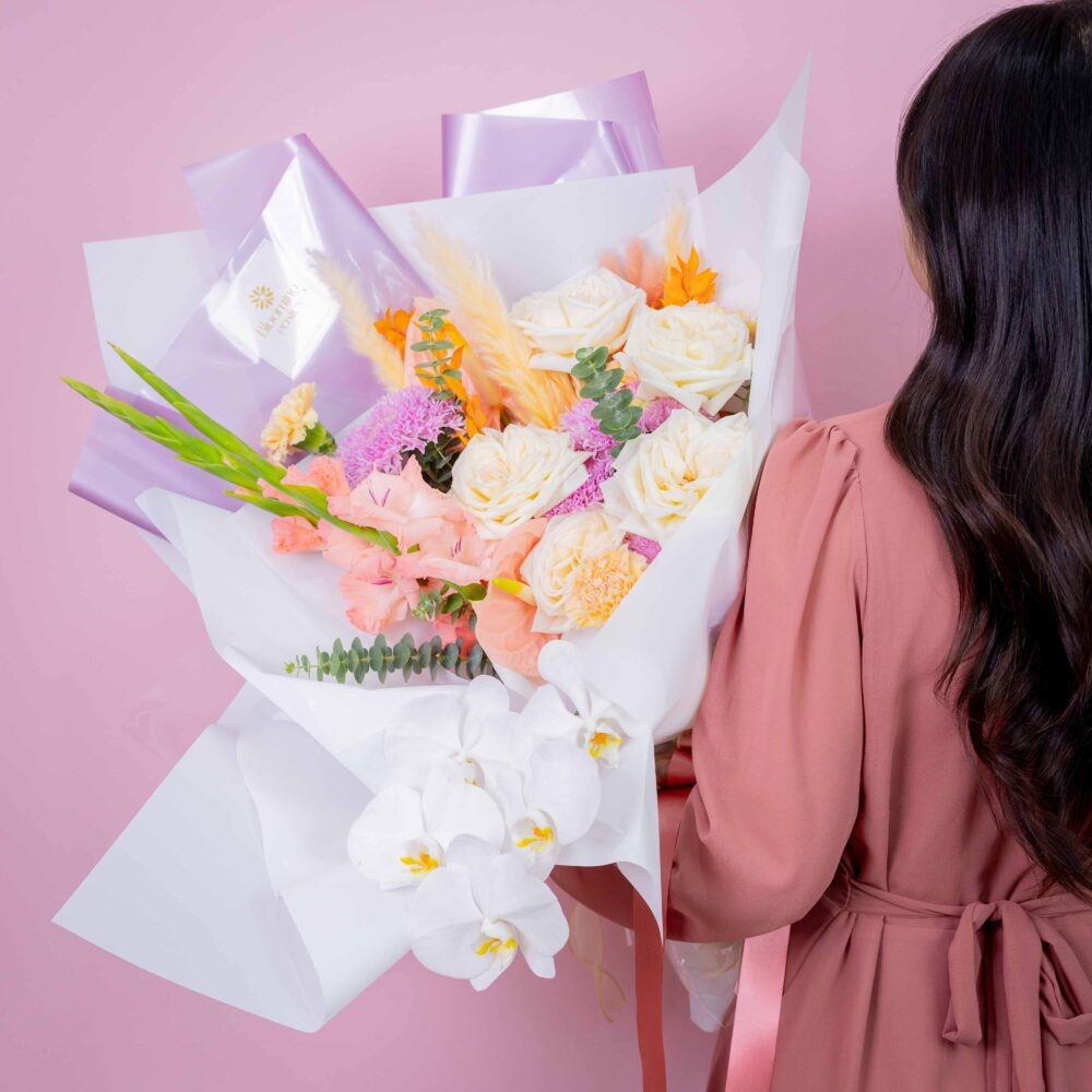 ช่อดอกไม้ Romantic Whisper (L) ร้านดอกไม้ Blooming Posies BKK