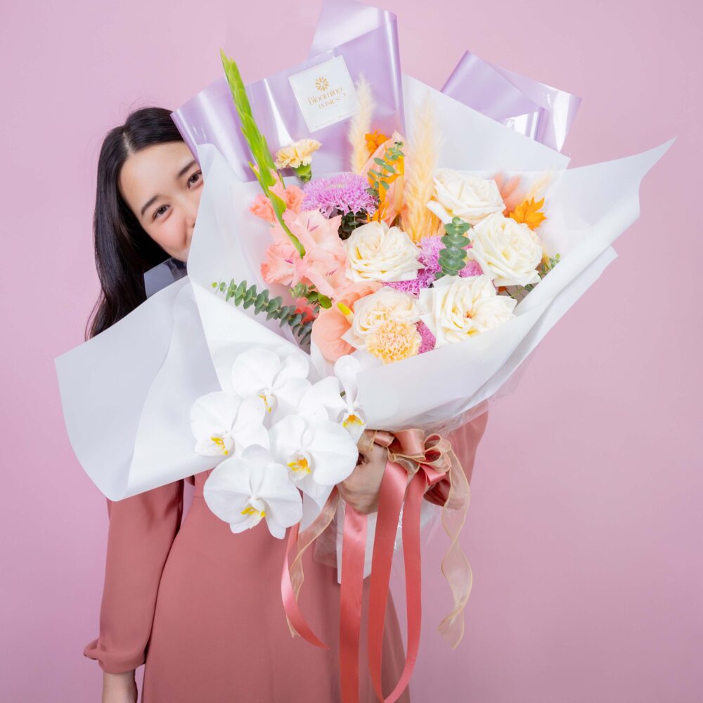 ช่อดอกไม้ Romantic Whisper (L) ร้านดอกไม้ Blooming Posies BKK