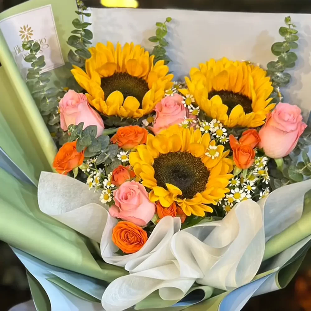ช่อดอกไม้รับปริญญา Sunshine Elegance จากร้าน Blooming Posies BKK