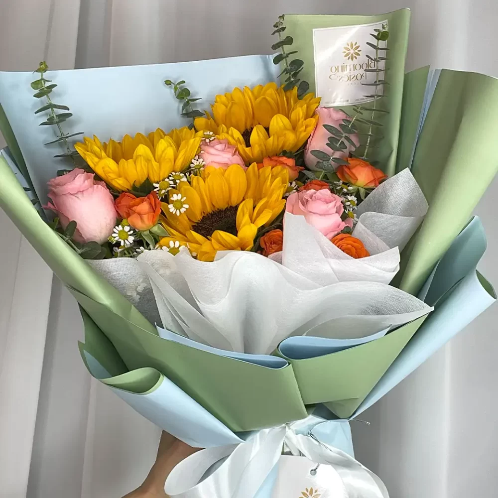 ช่อดอกไม้รับปริญญา Sunshine Elegance จากร้าน Blooming Posies BKK