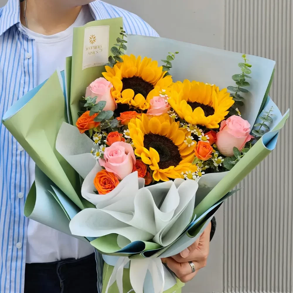 ช่อดอกไม้รับปริญญา Sunshine Elegance จากร้าน Blooming Posies BKK